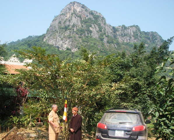 Nhìn từ dưới lên, núi Thần Đinh sững sững cao vút, nhưng điều kỳ lạ là trên đỉnh lại tương đối bằng phẳng (Ảnh: Thủy Phan) Nhìn từ dưới lên, núi Thần Đinh sững sững cao vút, nhưng điều kỳ lạ là trên đỉnh lại tương đối bằng phẳng (Ảnh: Thủy Phan)