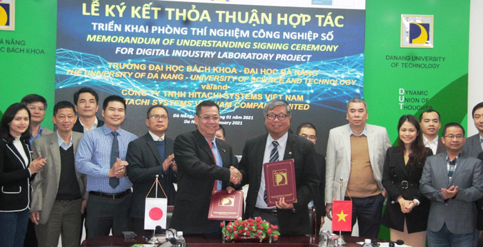 Trường Đại học Bách khoa (Đại học Đà Nẵng) và công ty Hitachi Systems hợp tác triển khai phòng thí nghiệm công nghệ số. Ảnh: AN Trường Đại học Bách khoa (Đại học Đà Nẵng) và công ty Hitachi Systems hợp tác triển khai phòng thí nghiệm công nghệ số. Ảnh: AN