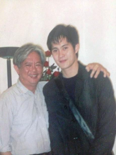 Bức ảnh tư liệu của gia đình: Tôn Hiếu Anh chụp cùng bố - PGS Tôn Thất Bách Bức ảnh tư liệu của gia đình: Tôn Hiếu Anh chụp cùng bố - PGS Tôn Thất Bách