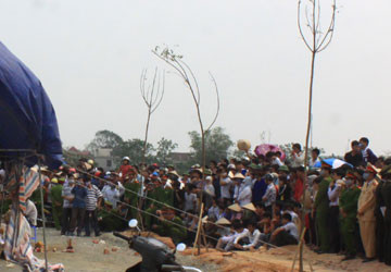 Nhiều người dân hiếu kỳ xem việc khám nghiệm tử thi nạn nhân Tuấn Anh lần hai. Ảnh: N.DÂN Nhiều người dân hiếu kỳ xem việc khám nghiệm tử thi nạn nhân Tuấn Anh lần hai. Ảnh: N.DÂN