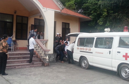 Người thân đưa thi hài Minh về an táng. Người thân đưa thi hài Minh về an táng.