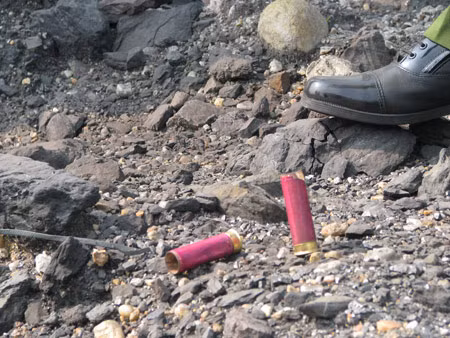 Vỏ đạn hoa cải được cơ quan công an tìm thấy sau vụ việc. Vỏ đạn hoa cải được cơ quan công an tìm thấy sau vụ việc.