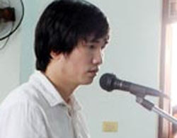 Tuấn trước vành móng ngựa. Ảnh: CAND. Tuấn trước vành móng ngựa. Ảnh: CAND.