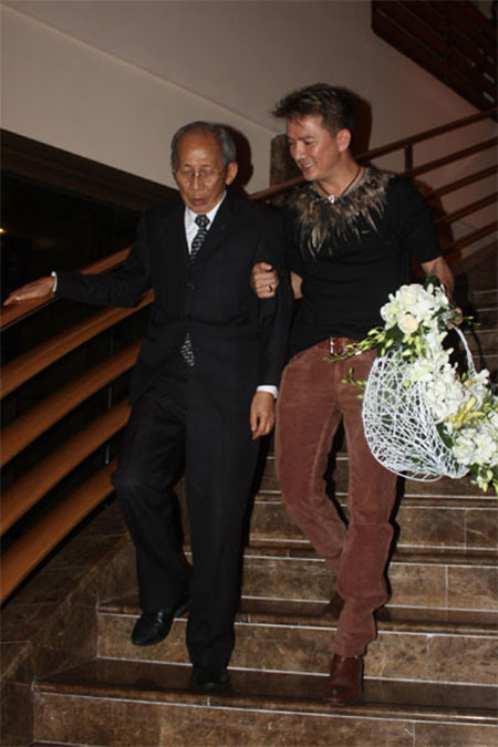 Sau cuộc trò chuyện ngắn, mọi gút mắc trong lòng người nhạc sĩ già và nam ca sĩ nổi tiếng đã được gỡ bỏ. Sau cuộc trò chuyện ngắn, mọi gút mắc trong lòng người nhạc sĩ già và nam ca sĩ nổi tiếng đã được gỡ bỏ.