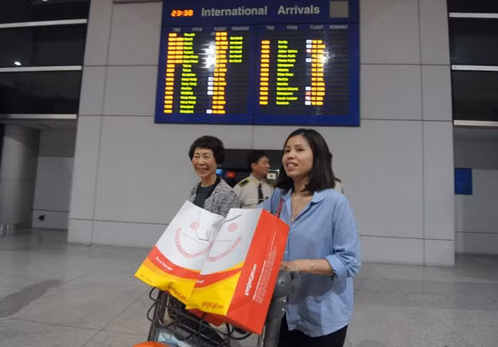 Chuyến bay hạ cánh xuống sân bay Tân Sơn Nhất (TP.HCM) mang lại niềm vui đoàn viên cho nhiều gia đình. Với những hành khách người Đài Loan, không gì thú vị bằng khám phá vùng đất tưởng xa nhưng lại rất gần, nhiều nét tương đồng về văn hoá và phong tục. Đường bay của Vietjet mở ra cơ hội giao thương, du lịch với người dân Đài Loan và Việt Nam. Trong tương lai, Vietjet sẽ mở đường bay từ TP.HCM, Hà Nội đến Cao Hùng và Đài Trung.