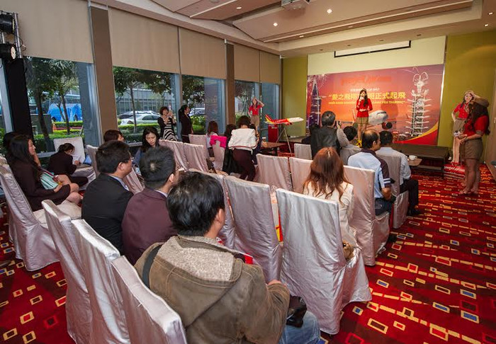 Trước khi lên máy bay tại Đài Bắc, các hành khách đã tới tham dự buổi họp báo công bố những hành khách may mắn sở hữu tấm vé miễn phí về quê hương của Hãng hàng không Vietjet – đơn vị tổ chức chuyến bay yêu thương. Tham dự còn có đại diện Hiệp hội người Việt tại Đài Loan cùng đại diện của các ban ngành tại đây. Trước khi lên máy bay tại Đài Bắc, các hành khách đã tới tham dự buổi họp báo công bố những hành khách may mắn sở hữu tấm vé miễn phí về quê hương của Hãng hàng không Vietjet – đơn vị tổ chức chuyến bay yêu thương. Tham dự còn có đại diện Hiệp hội người Việt tại Đài Loan cùng đại diện của các ban ngành tại đây.