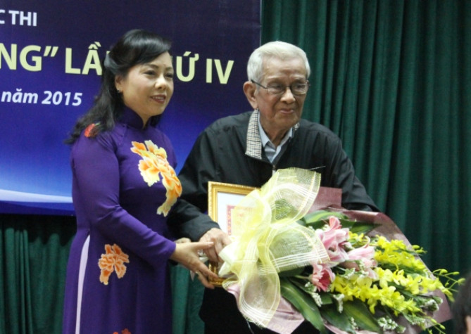 Nhân dịp Lễ phát động Cuộc thi "Sự hy sinh thầm lặng" lần thứ 4, Bộ trưởng Bộ Y tế Nguyễn Thị Kim Tiến đã trao Kỷ niệm chương "Vì sức khỏe nhân dân" cho Nhà Báo Hữu Thọ.