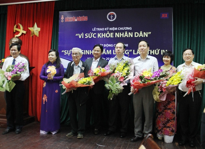 Bộ trưởng Bộ Y tế Nguyễn Thị Kim Tiến tặng hoa Hội đồng giám khảo Cuộc thi "Sự hy sinh thầm lặng" lần thứ 4