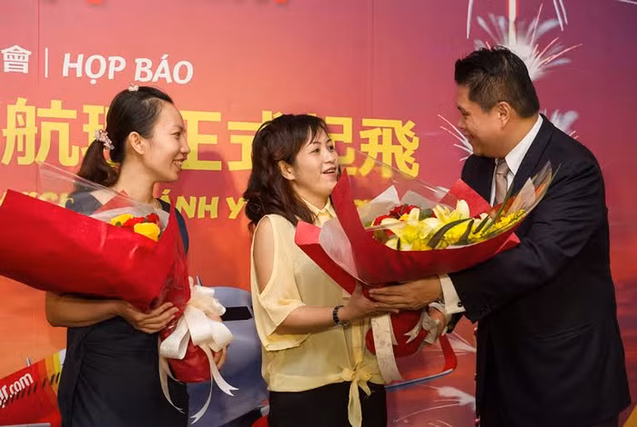 Để nhận vé miễn phí trên chuyến bay yêu thương, mỗi hành khách đã kể câu chuyện của mình trên trang vietjetair.com và qua fanpage của chương trình. Từ những câu chuyện cảm động trên mạng, chiều ngày 20/3/2015, họ đã “bước ra đời thực”, nhận tấm vé miễn phí và bước lên tàu bay về thăm thân, thăm gia đình ở Việt Nam.