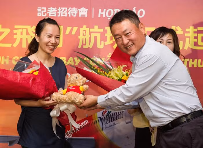 Hành khách may mắn được đại diện Vietjet tặng hoa, quà và vé bay cũng như những lời chúc may mắn.