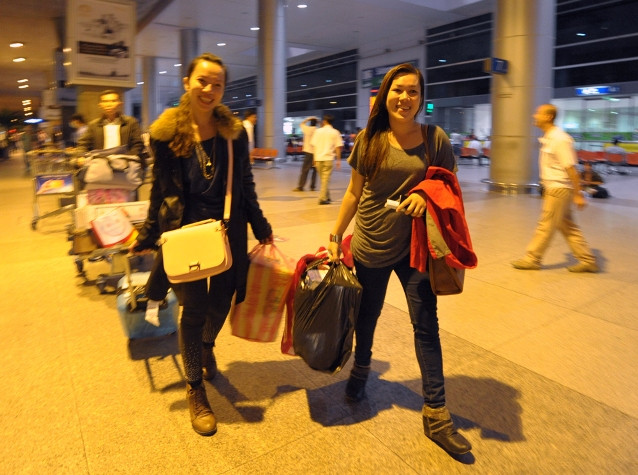 Hai chị em Tăng Hoài Thương, Tăng Thủy Ngân mừng rỡ gặp lại nhau. Họ bắt xe về Hậu Giang ngay trong đêm khuya để đoàn tụ với gia đình. Chị Ngân cho biết, họ đang cố gắng lao động để có đủ điều kiện đón con sang chăm sóc. Từ khi lấy chồng, do vé quá cao (khoảng 14-15 triệu đồng/ vé khứ hồi) nên chị không đủ điều kiện về Việt Nam thăm con thường xuyên. Khi Vietjet mở đường bay Đài Bắc- TP.Hồ Chí Minh, những cô dâu Việt như chị Ngân rất vui mừng vì với giá vé tiết kiệm, họ có thể dễ dàng về thăm gia đình, bố mẹ của các cô dâu cũng có cơ hội đi thăm con cái thường xuyên hơn. Hai chị em Tăng Hoài Thương, Tăng Thủy Ngân mừng rỡ gặp lại nhau. Họ bắt xe về Hậu Giang ngay trong đêm khuya để đoàn tụ với gia đình. Chị Ngân cho biết, họ đang cố gắng lao động để có đủ điều kiện đón con sang chăm sóc. Từ khi lấy chồng, do vé quá cao (khoảng 14-15 triệu đồng/ vé khứ hồi) nên chị không đủ điều kiện về Việt Nam thăm con thường xuyên. Khi Vietjet mở đường bay Đài Bắc- TP.Hồ Chí Minh, những cô dâu Việt như chị Ngân rất vui mừng vì với giá vé tiết kiệm, họ có thể dễ dàng về thăm gia đình, bố mẹ của các cô dâu cũng có cơ hội đi thăm con cái thường xuyên hơn.