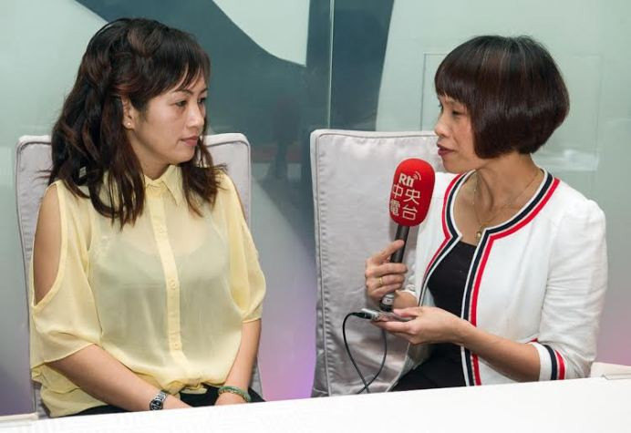 Chia sẻ với một hãng hàng không Đài Loan, chị Cao Yến Vi - một hành khách trên chuyến bay "Chắp cánh yêu thương" cho biết: “Tôi đã sống tại Đài Loan được 6 năm, nhưng chưa một lần về thăm quê hương. Chi phí đi lại tốn kém cùng nỗi lo cơm áo gạo tiền khiến giấc mơ sum họp với gia đình chỉ mãi là giấc mơ. Khi biết hàng không Vietjet tổ chức chuyến bay miễn phí tôi đã viết thư với nhiều mong chờ và hy vọng. Niềm vui vỡ òa khi tôi là một trong những hành khách may mắn hôm nay được đứng tại đây và được trở về quê hương trên chuyến bay đầy yêu thương. Đây là một chương trình ý nghĩa nhân văn vô cùng sâu sắc”. Chia sẻ với một hãng hàng không Đài Loan, chị Cao Yến Vi - một hành khách trên chuyến bay "Chắp cánh yêu thương" cho biết: “Tôi đã sống tại Đài Loan được 6 năm, nhưng chưa một lần về thăm quê hương. Chi phí đi lại tốn kém cùng nỗi lo cơm áo gạo tiền khiến giấc mơ sum họp với gia đình chỉ mãi là giấc mơ. Khi biết hàng không Vietjet tổ chức chuyến bay miễn phí tôi đã viết thư với nhiều mong chờ và hy vọng. Niềm vui vỡ òa khi tôi là một trong những hành khách may mắn hôm nay được đứng tại đây và được trở về quê hương trên chuyến bay đầy yêu thương. Đây là một chương trình ý nghĩa nhân văn vô cùng sâu sắc”.