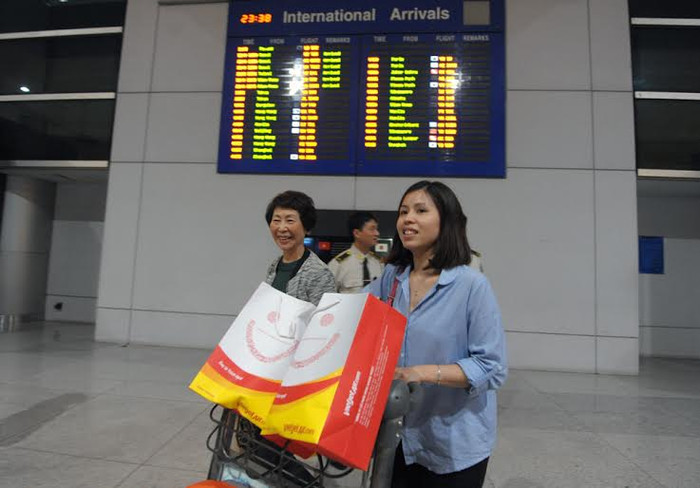 Chuyến bay hạ cánh xuống sân bay Tân Sơn Nhất (TP.HCM) mang lại niềm vui đoàn viên cho nhiều gia đình. Với những hành khách người Đài Loan, không gì thú vị bằng khám phá vùng đất tưởng xa nhưng lại rất gần, nhiều nét tương đồng về văn hoá và phong tục. Đường bay của Vietjet mở ra cơ hội giao thương, du lịch với người dân Đài Loan và Việt Nam. Trong tương lai, Vietjet sẽ mở đường bay từ TP.HCM, Hà Nội đến Cao Hùng và Đài Trung. Chuyến bay hạ cánh xuống sân bay Tân Sơn Nhất (TP.HCM) mang lại niềm vui đoàn viên cho nhiều gia đình. Với những hành khách người Đài Loan, không gì thú vị bằng khám phá vùng đất tưởng xa nhưng lại rất gần, nhiều nét tương đồng về văn hoá và phong tục. Đường bay của Vietjet mở ra cơ hội giao thương, du lịch với người dân Đài Loan và Việt Nam. Trong tương lai, Vietjet sẽ mở đường bay từ TP.HCM, Hà Nội đến Cao Hùng và Đài Trung.