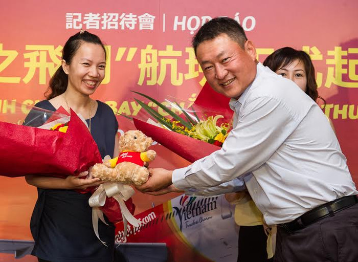 Hành khách may mắn được đại diện Vietjet tặng hoa, quà và vé bay cũng như những lời chúc may mắn. Hành khách may mắn được đại diện Vietjet tặng hoa, quà và vé bay cũng như những lời chúc may mắn.