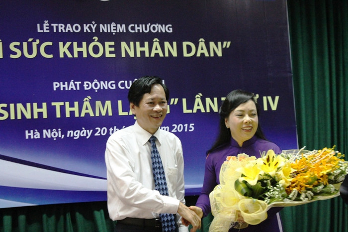 Tổng Biên tập Báo Sức khỏe và Đời sống Nhà thơ, Thầy thuộc Ưu tú Trần Sĩ Tuấn tặng hoa cảm ơn Bộ trưởng Nguyễn Thị Kim Tiến