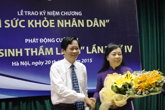 Tổng Biên tập Báo Sức khỏe và Đời sống Nhà thơ, Thầy thuộc Ưu tú Trần Sĩ Tuấn tặng hoa cảm ơn Bộ trưởng Nguyễn Thị Kim Tiến Tổng Biên tập Báo Sức khỏe và Đời sống Nhà thơ, Thầy thuộc Ưu tú Trần Sĩ Tuấn tặng hoa cảm ơn Bộ trưởng Nguyễn Thị Kim Tiến