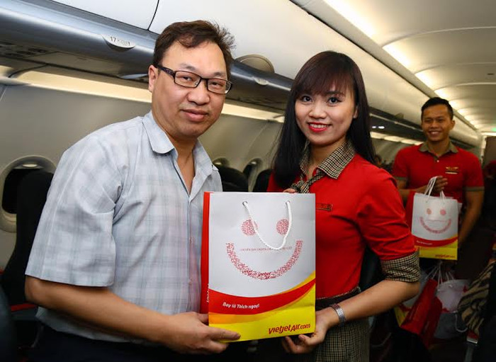Vietjet tặng hành khách những món quà ý nghĩa. Vietjet tặng hành khách những món quà ý nghĩa.