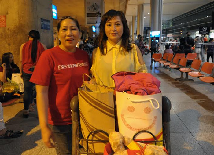 Niềm vui của chị Cao Yến Vi khi được gặp lại người thân tại Việt Nam. Niềm vui của chị Cao Yến Vi khi được gặp lại người thân tại Việt Nam.