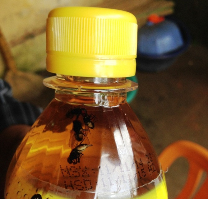 Chai nước giải khát C2 bị phản ánh có ruồi. Ảnh: Phụ nữ online. Chai nước giải khát C2 bị phản ánh có ruồi. Ảnh: Phụ nữ online.