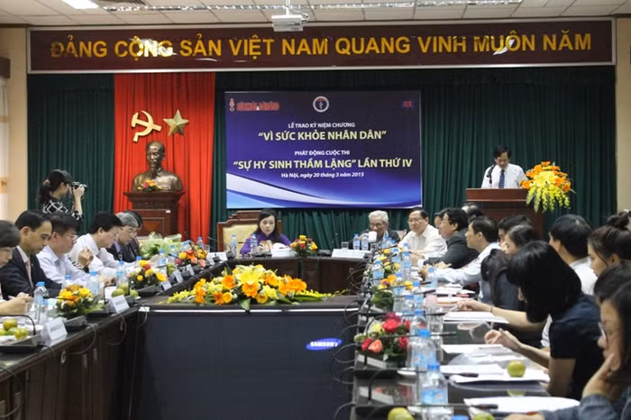 Toàn cảnh buổi Lễ trao Kỷ niệm chương "Vì sức khỏe nhân dân" và phát động cuộc thi “Sự hy sinh thầm lặng” lần thứ 4. Toàn cảnh buổi Lễ trao Kỷ niệm chương "Vì sức khỏe nhân dân" và phát động cuộc thi “Sự hy sinh thầm lặng” lần thứ 4.