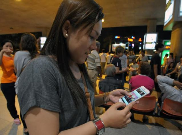 Trong khi đó, chị Tăng Hoài Thương biết tin em gái mình may mắn được Vietjet tặng vé bay miễn phí đã bắt xe đò từ Hậu Giang lên và không quên cập nhật facebook của em gái để biết hành trình chuyến bay. Em gái chị Thương là chị chị Tăng Thủy Ngân, nhân viên một nhà hàng ở Đài Đông, lấy chồng là người Đài Loan cách đây 5 năm. Chị Ngân cho biết, anh chị có một con gái 3 tuổi nhưng do cuộc sống chưa được ổn định nên họ đã gửi con gái về sống với nhà ngoại ở Việt Nam. “Tôi muốn về quê thăm gia đình và con gái nên đã đăng ký tham gia “chuyến bay yêu thương” của hãng hàng không Vietjet. Thật may mắn và hạnh phúc khi nhận được thông báo của hãng là tôi đã được nhận vé máy bay miễn phí để về với con”, hành khách Tăng Thủy Ngân tâm sự. Trong khi đó, chị Tăng Hoài Thương biết tin em gái mình may mắn được Vietjet tặng vé bay miễn phí đã bắt xe đò từ Hậu Giang lên và không quên cập nhật facebook của em gái để biết hành trình chuyến bay. Em gái chị Thương là chị chị Tăng Thủy Ngân, nhân viên một nhà hàng ở Đài Đông, lấy chồng là người Đài Loan cách đây 5 năm. Chị Ngân cho biết, anh chị có một con gái 3 tuổi nhưng do cuộc sống chưa được ổn định nên họ đã gửi con gái về sống với nhà ngoại ở Việt Nam. “Tôi muốn về quê thăm gia đình và con gái nên đã đăng ký tham gia “chuyến bay yêu thương” của hãng hàng không Vietjet. Thật may mắn và hạnh phúc khi nhận được thông báo của hãng là tôi đã được nhận vé máy bay miễn phí để về với con”, hành khách Tăng Thủy Ngân tâm sự.