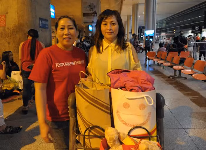 Niềm vui của chị Cao Yến Vi khi được gặp lại người thân tại Việt Nam.