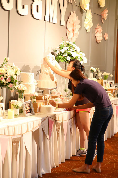 Tăng Thanh Hà diện quần jean, áo phông đơn giản đứng chuẩn bị cho tiệc cưới cùng các nhân viên. Tăng Thanh Hà diện quần jean, áo phông đơn giản đứng chuẩn bị cho tiệc cưới cùng các nhân viên.