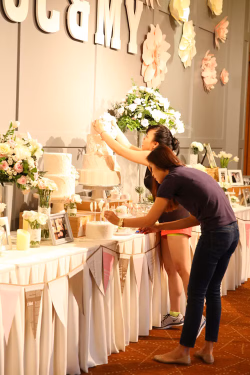 Tăng Thanh Hà diện quần jean, áo phông đơn giản đứng chuẩn bị cho tiệc cưới cùng các nhân viên.