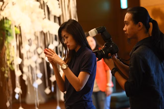 Tăng Thanh Hà ăn mặc giản dị tại sảnh tiệc.