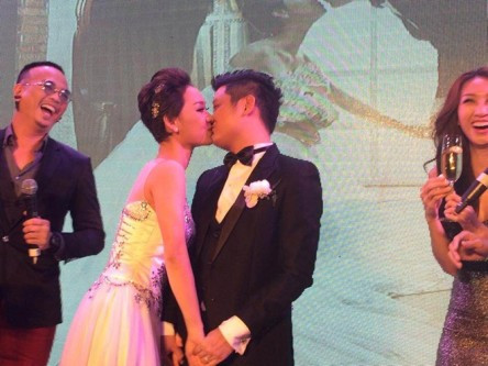 Họ trao nhau nụ hôn say đắm và đầy tình tứ. Họ trao nhau nụ hôn say đắm và đầy tình tứ.