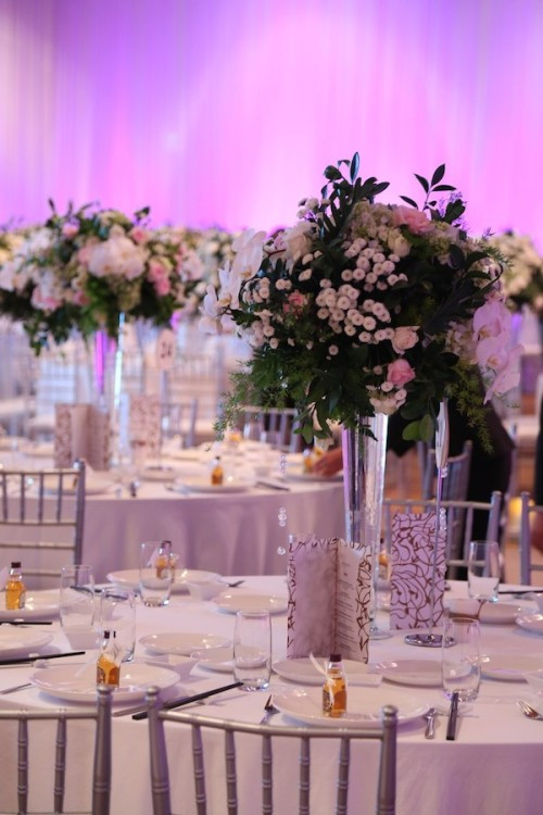 Bàn tiệc được trang hoàng khá sang trọng với hoa tươi đẹp mắt. Bàn tiệc được trang hoàng khá sang trọng với hoa tươi đẹp mắt.