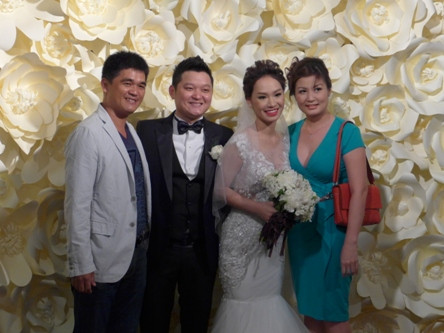 Bạn bè và người thân của cô dâu chú rể chụp ảnh lưu niệm cùng hai người. Bạn bè và người thân của cô dâu chú rể chụp ảnh lưu niệm cùng hai người.