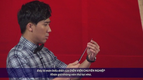 Trấn Thành lo lắng khi kiểm tra ngọn giáo.