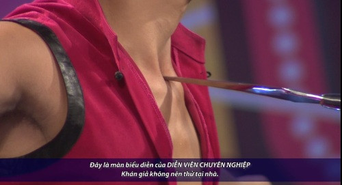 Mũi giáo sắc ngọn cắm sâu vào yết hầu của Minh Chung.