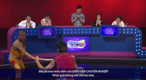 Các đội chơi hồi hộp theo dõi màn trình diễn của diễn viên xiếc Minh Chung cùng sự hỗ trợ của người thầy Minh Tân.