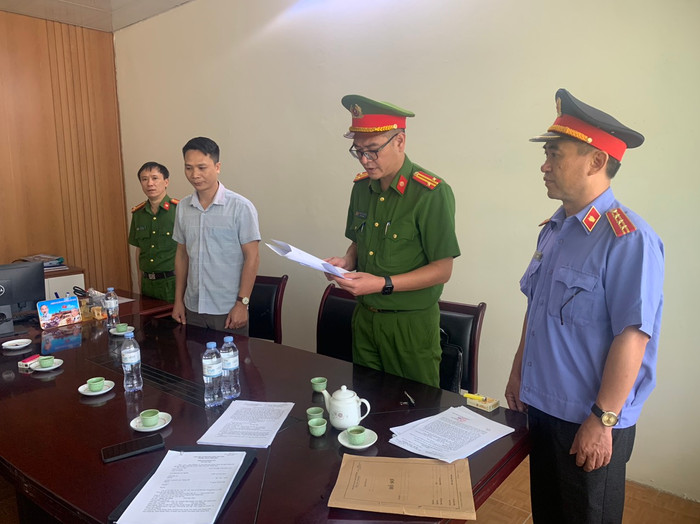 Cơ quan Cảnh sát điều tra Công an tỉnh Thanh Hóa thi hành Lệnh khám xét nơi làm việc đối với ông Phạm Văn Hồng - Phó Hiệu trưởng Trường Trung cấp nghề Hưng Đô (Ảnh: Website Viện Kiểm sát nhân dân tỉnh Thanh Hóa). 1ff8747c31f21c3dimage001.jpg