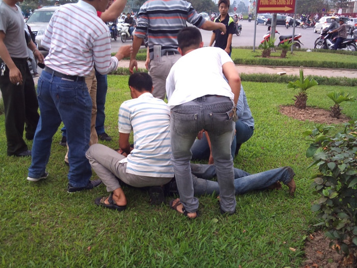 Công an và người dân khống chế nam thanh niên nghĩ quẩn... Công an và người dân khống chế nam thanh niên nghĩ quẩn...