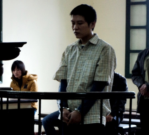 Bị cáo Nguyễn Minh Tuyền trước vành móng ngựa Bị cáo Nguyễn Minh Tuyền trước vành móng ngựa