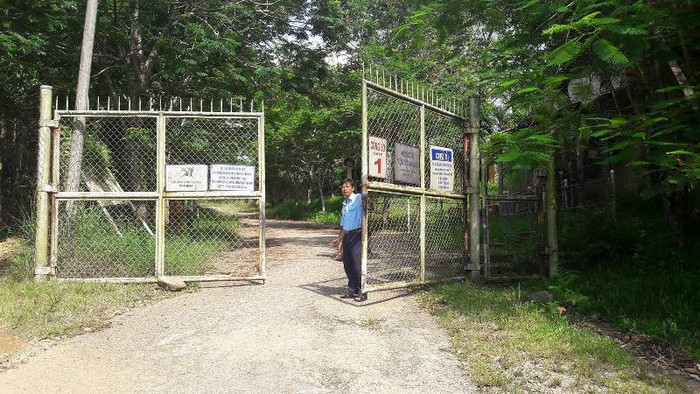 Đường dẫn vào mỏ vàng Bồng Miêu được khóa kín, chỉ còn một vài người ở lại bảo vệ sau khi công ty này nợ nần đầm đìa. Ảnh: TT Đường dẫn vào mỏ vàng Bồng Miêu được khóa kín, chỉ còn một vài người ở lại bảo vệ sau khi công ty này nợ nần đầm đìa. Ảnh: TT