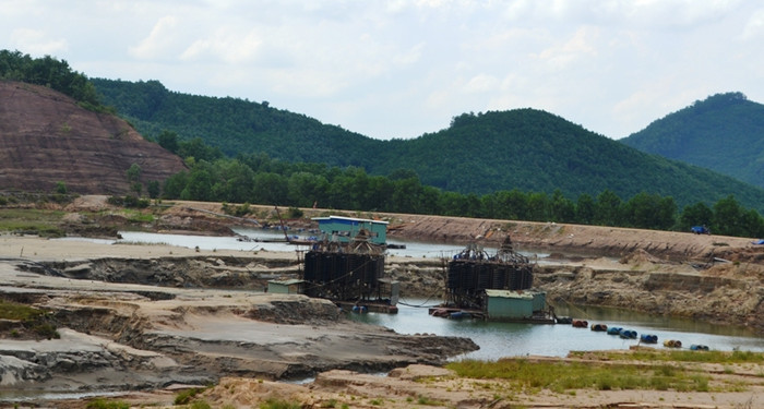 Bãi thải của công ty vàng Bồng Miêu đang được một doanh nghiệp đào xới trở lại để bòn vàng. Ảnh: TT Bãi thải của công ty vàng Bồng Miêu đang được một doanh nghiệp đào xới trở lại để bòn vàng. Ảnh: TT