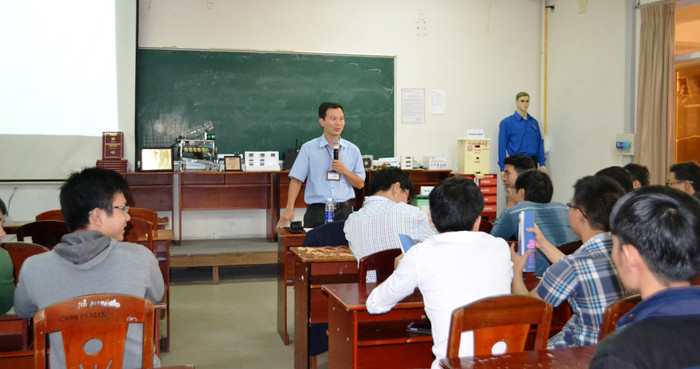 Cần chăm lo đời sống vật chất và tinh thần cho người thầy. Ảnh: TT