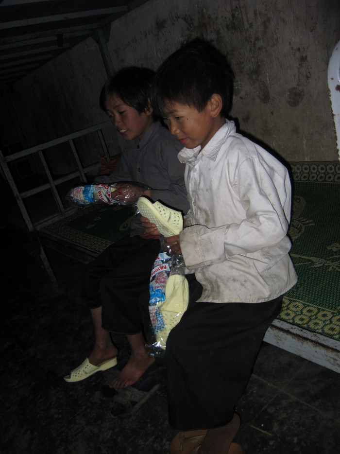 Niềm vui nhận quà từ thiện của học sinh nghèo Kim Bon (Ảnh Mạnh Mường) Niềm vui nhận quà từ thiện của học sinh nghèo Kim Bon (Ảnh Mạnh Mường)