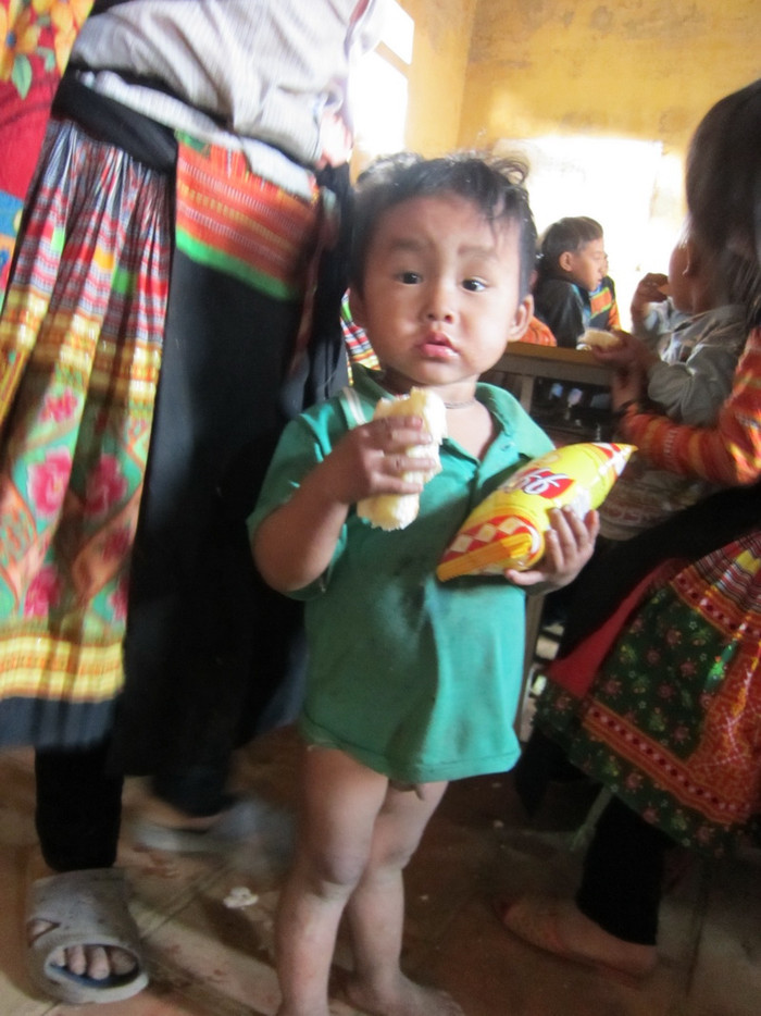 Học sinh nghèo Kim Bon đang phải đối mặt với 1 mùa đông khắc nghiệt và giá buốt cùng cực. (Ảnh Mạnh Mường) Học sinh nghèo Kim Bon đang phải đối mặt với 1 mùa đông khắc nghiệt và giá buốt cùng cực. (Ảnh Mạnh Mường)