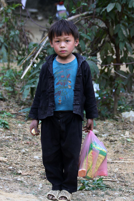 Học sinh nghèo miền núi phong phanh trong cái lạnh cắt da thịt nơi núi đá Hà Giang. (Ảnh Nam Phong) Học sinh nghèo miền núi phong phanh trong cái lạnh cắt da thịt nơi núi đá Hà Giang. (Ảnh Nam Phong)