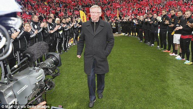 Sir Alex bước ra trong tiếng vỗ tay không ngớt của gần 80.000 CĐV có mặt tại Old Trafford. Sir Alex bước ra trong tiếng vỗ tay không ngớt của gần 80.000 CĐV có mặt tại Old Trafford.