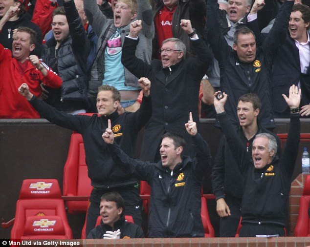 Và có lẽ đây là màn ăn mừng cuối cùng của Sir Alex vĩ đại trên cương vị HLV trưởng của M.U. Và có lẽ đây là màn ăn mừng cuối cùng của Sir Alex vĩ đại trên cương vị HLV trưởng của M.U.