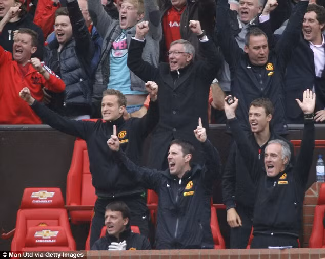 Và có lẽ đây là màn ăn mừng cuối cùng của Sir Alex vĩ đại trên cương vị HLV trưởng của M.U.