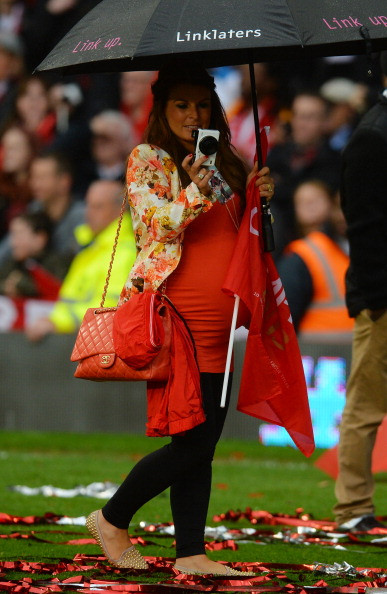 Bà bầu Coleen đến chia vui cùng Rooney. Bà bầu Coleen đến chia vui cùng Rooney.