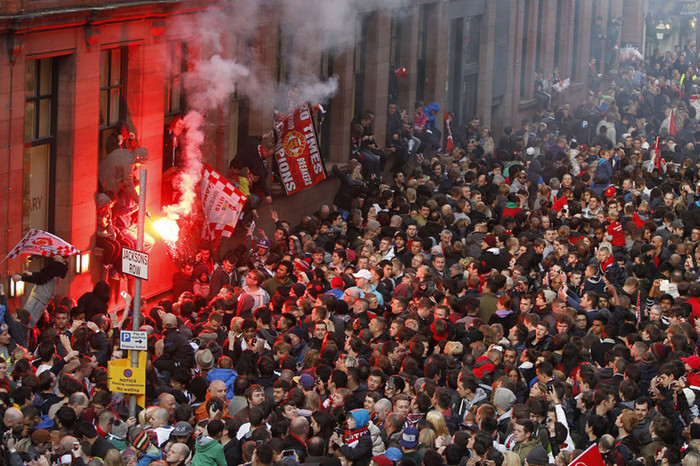 Dù trời mưa nhưng đã có khoảng hơn 100.000 fan hâm mộ vây kín các ngả đường để chào đón nhà vô địch M.U. Dù trời mưa nhưng đã có khoảng hơn 100.000 fan hâm mộ vây kín các ngả đường để chào đón nhà vô địch M.U.