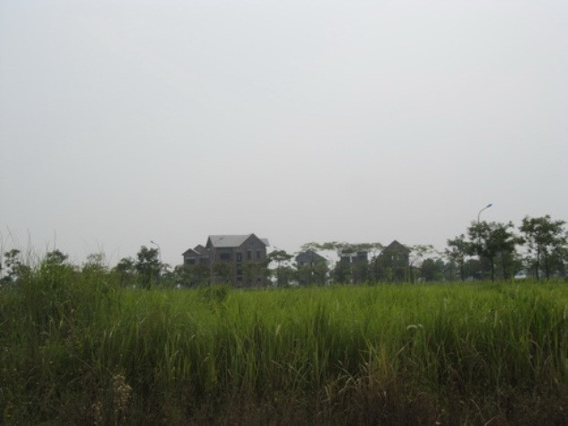 Nếu nhìn từ xa rất khó để phát hiện ra các biệt thự hay một khu đô thị người ta chỉ nghĩ đây là một bãi đất hoang